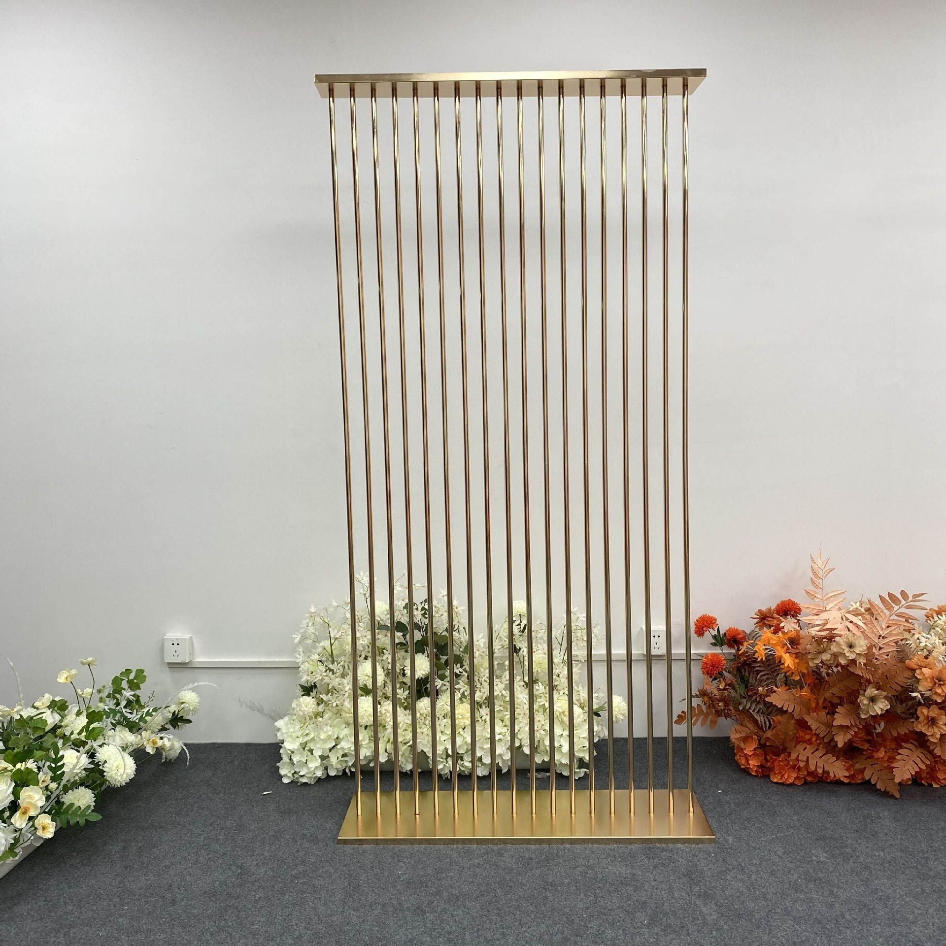Shiny Gold Metal Frame Flower  - Dessert Table Backdrop 评论和价格